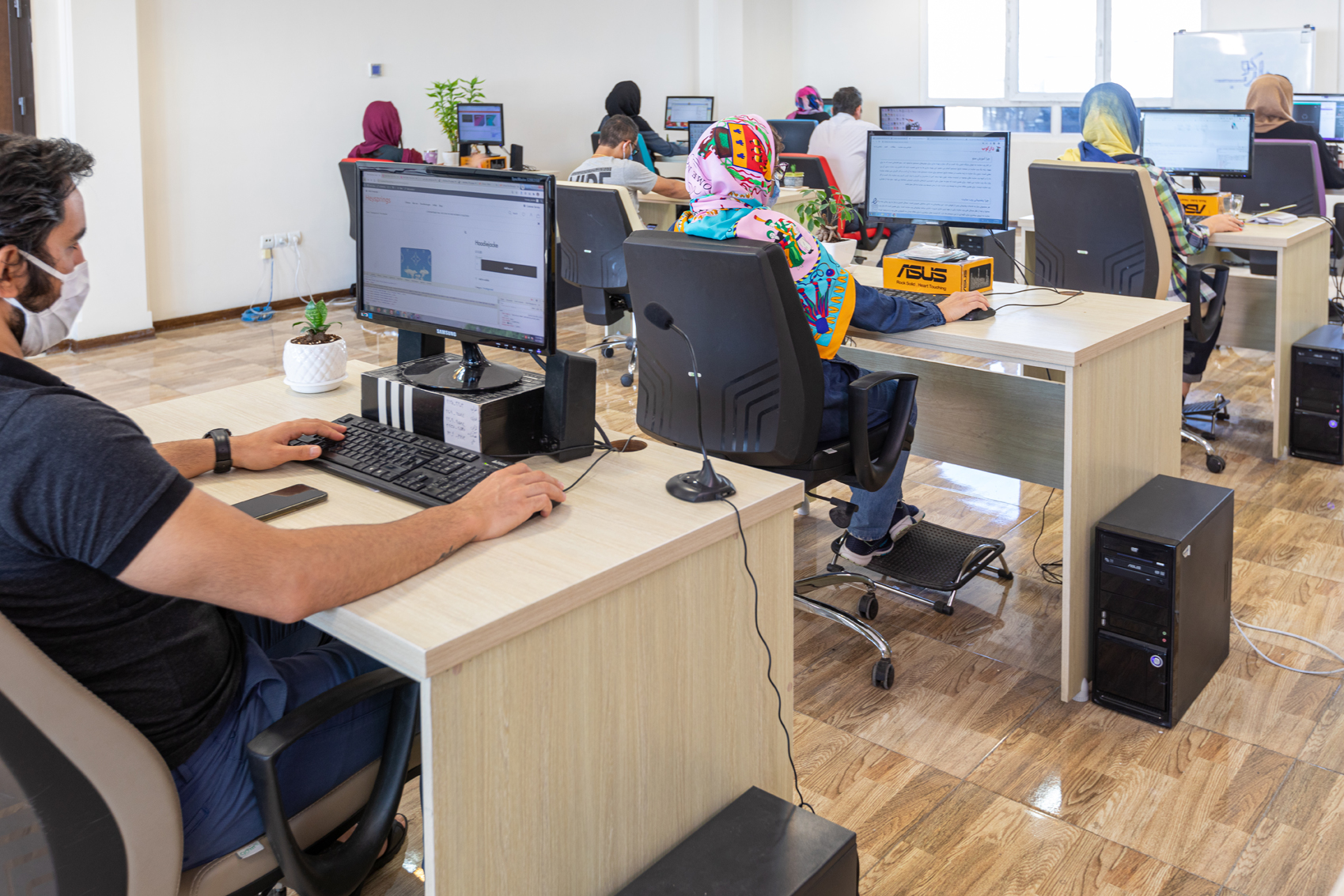 در موتورهای جستجوی بزرگ عبارت مورد نظر رو سرچ کنید